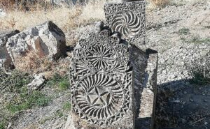 Resim-9-Bir-bilgibe-ait-mezar-tasi-300x300