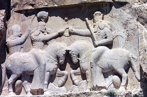 Ahura Mazda (sağda) I. Ardeşir'e (solda) kraliyet halkası veriyor, M.Ö. 3. yy