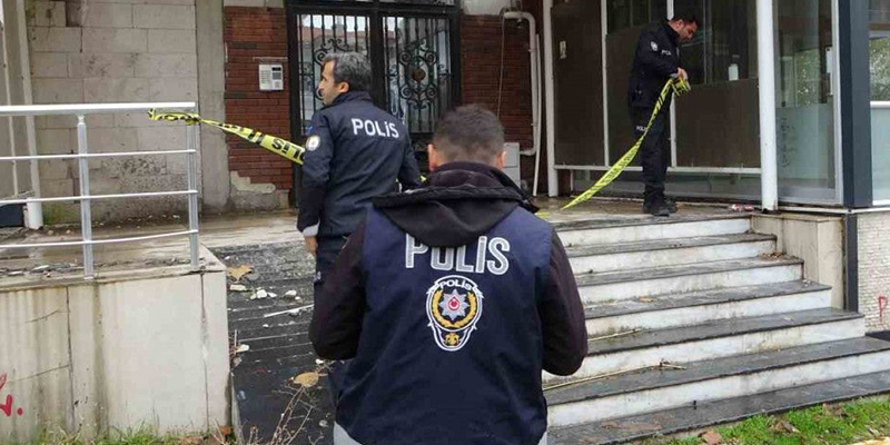 Orta hasarlı binada ceset bulundu