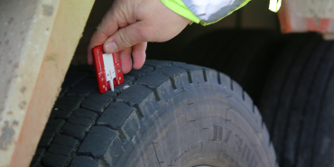 Yük ve yolcu taşıyan araçlar için zorunlu olan kış lastiği uygulaması 1 Aralık tarihi itibariyle başladı. 1 Nisan tarihine kadar devam edecek olan uygulama kapsamında denetimler gerçekleştirildi. Tunceli Emniyet Müdürlüğü Trafik şubesi ekipleri tarafından Atatürk Mahallesi 15 Temmuz Şehitler Bulvarı üzerinde gerçekleştirilen denetimlerde 75 ticari araç kontrol edildi. Vatandaşların trafik güvenliği için denetimlere devam edileceği belirtildi.