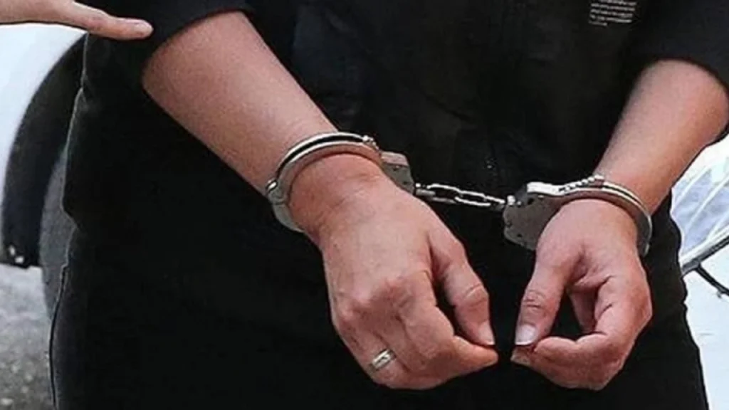 Yeni doğan bebeğini apartman boşluğuna attı