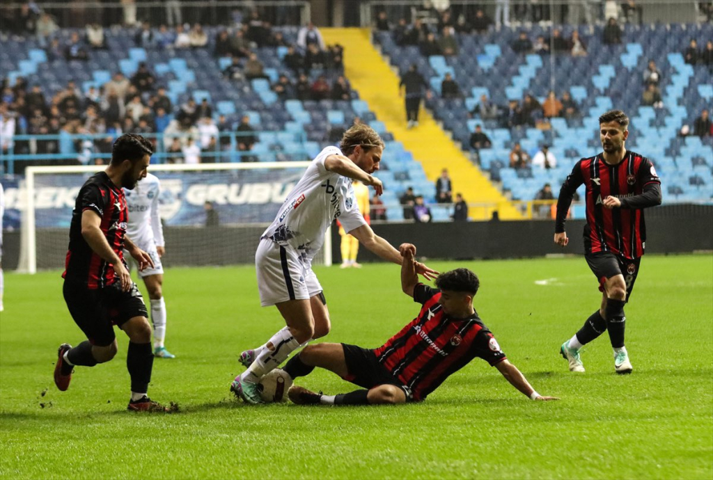 Adana Demirspor kupada 24 Erzincanspor'a elendi