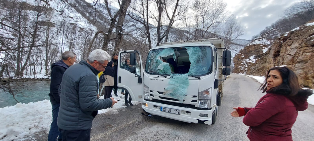 Yola düşen kaya parçası arabanın camından içeri girdi