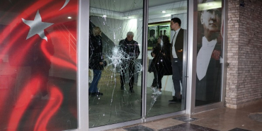 antalyada-chp-il-binasina-tasli-saldiri_9486_dhaphoto2