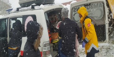 atesi-cikan-minik-evrim-kardan-kapanan-yolun-3-saatte-acilmasiyla-hastaneye-ulastirildi_8859_dhaphoto3