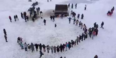 buz-tutan-cildir-golu-tatilcilerin-eglence-mekani-oldu_7312_dhaphoto1