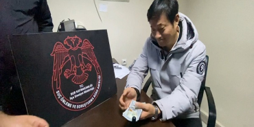 diyarbakira-ticaret-icin-gelen-cinli-is-insanini-10-bin-dolar-dolandiran-supheli-yakalandi_9379_dhaphoto1