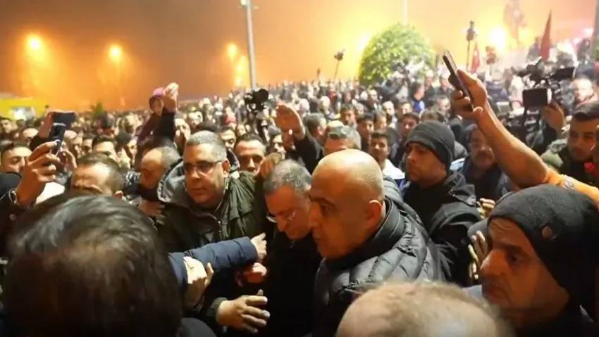 Lütfü Savaş “istifa” sloganlarıyla, Fahrettin Koca yuhalamalarla protesto edildi