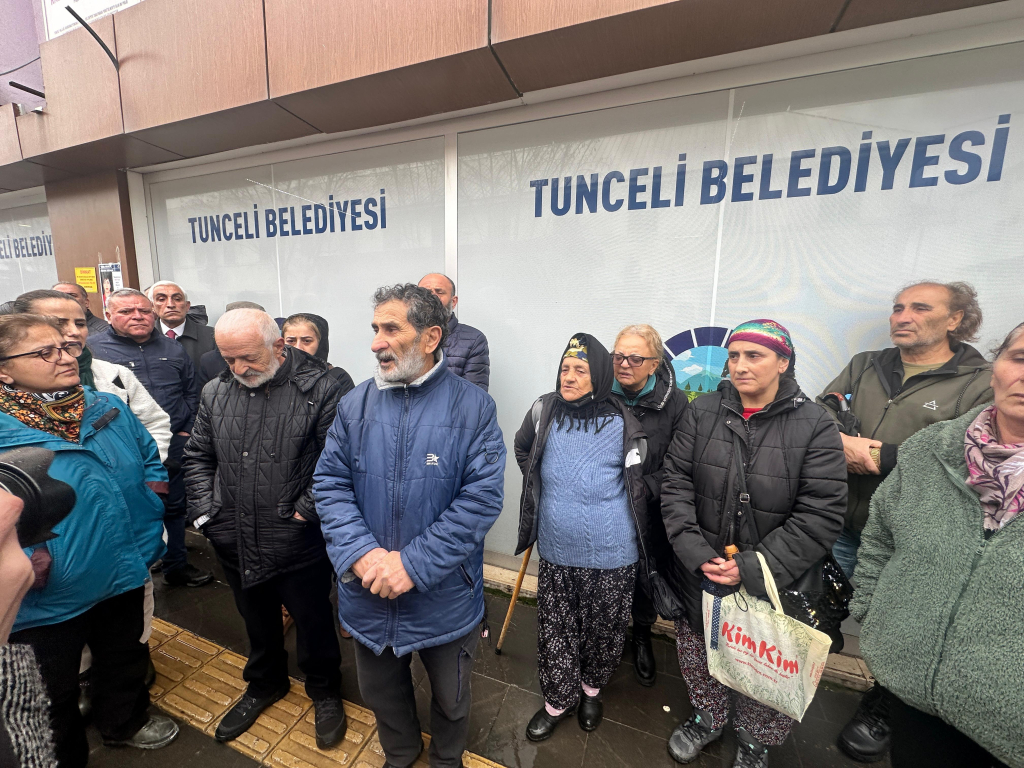 Çöp kamyonundan düşen işçinin beyin ölümü gerçekleşti: Ailesi ve yakınları belediyeye yürüyerek tepki gösterdi