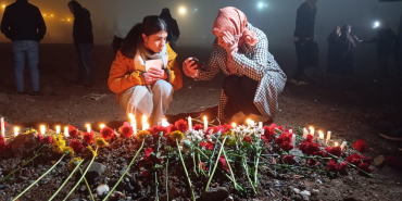 Diyarbakır’da depremde ölenler için Galeria Sitesi’nin enkazının kaldırıldığı alanda anma
