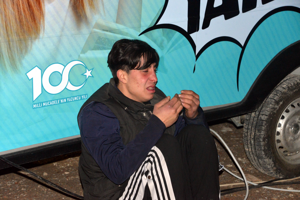 Ebrar Sitesin önündeki anma etkinliğinde yakınları için gözyaşı döktüler