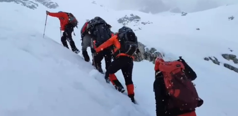 Tırmanışta kar akıntısına denk geldiler