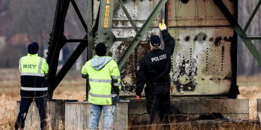 almanya-da-elektrik-direginde-cikan-yangin-tesla-araclarinin-uretimini-durdurdu-1709648083-741-x750