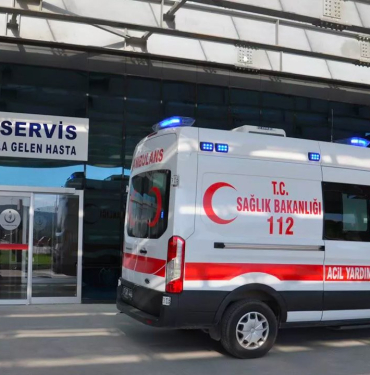 Diyarbakır'da düğüne giden araç şarampole devrildi: 4'ü çocuk 9 yaralı