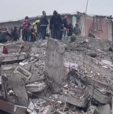 Maraş depreminde oteli yıkılan eski AKP’li belediye başkanına teşekkür plaketi 