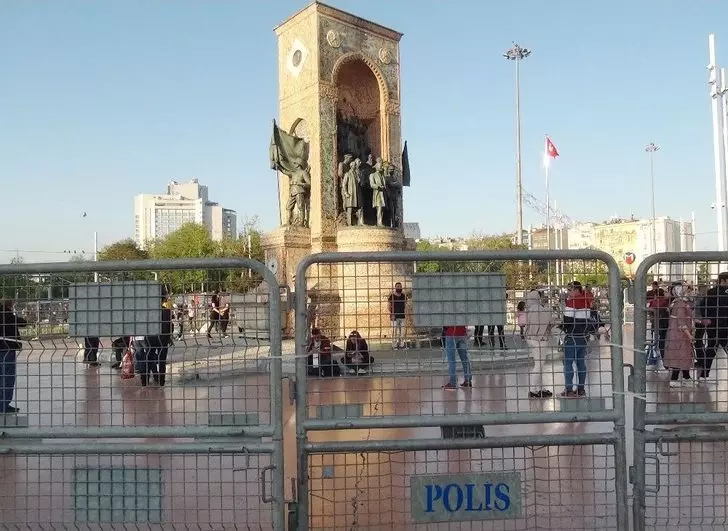 1 Mayıs Emek ve Dayanışma Günü için Taksim Meydanı’na demir bariyerler getirildi. İçişleri Bakanı Ali Yerlikaya 1 Mayıs öncesi yaptığı açıklamada ‘Taksim Meydanı toplantı ve gösteri yürüyüşü için uygun değildir’ demişti. Taksim Meydanı’nda güvenlik önlemleri alınmaya başlandı.1 Mayıs Emek ve Dayanışma Günü için Taksim Meydanı’nı ve Gezi Parkı çevresine demir bariyerler getirildi. Taksim Cumhuriyet Anıtı’nın etrafı bariyerlerle kapatıldı. Bariyerlerin bir kısmı ise hazır bekletiliyor. 1 Mayıs sabahı Taksim Meydanı ve meydana çıkan yollar araç ve yaya trafiğine kapalı olacak.