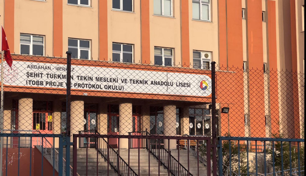 Ardahan'da 25 öğrenci, gıda zehirlenmesi nedeniyle hastaneye kaldırıldı