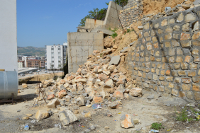 Mardin’in Artuklu ilçesinde üzerine istinat duvarı çöken 2 katlı müstakil ev, yıkılma tehlikesi nedeniyle tahliye edildi.