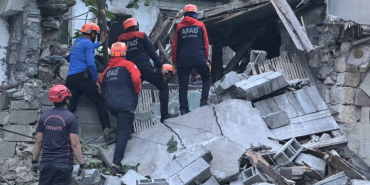 kahramanmaras-ta-agir-hasarli-bina-coktu