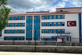 Öğretmen, kopya çekerken yakaladığı öğrencisi tarafında