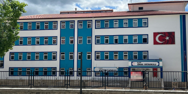 Öğretmen, kopya çekerken yakaladığı öğrencisi tarafında