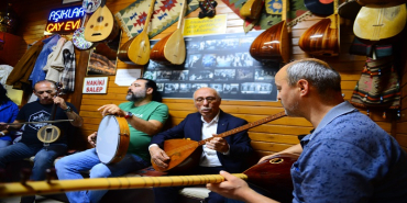 Masa oyunu ve sohbet yasak, Aşıklar Kahvesi'nde, 69 yıldır s