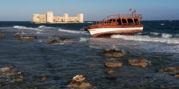 FIRTINADA-SURUKLENEN-TEKNE-KAYALARA-OTUR_49355