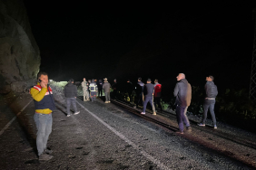 Hakkari-Çukurca kara yolunda heyelan; kamyonet kayalar arasınd