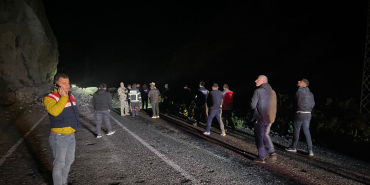 Hakkari-Çukurca kara yolunda heyelan; kamyonet kayalar arasınd