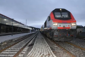 baku-tiflis-kars-demiryolu-nda-tasimacilik-tekrar-basladi-ilk-tren-kars-a-ulasti