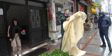 cay-fiyatina-tepki-gosteren-uretici-rize-akp-binasi-onune-cay-doktu