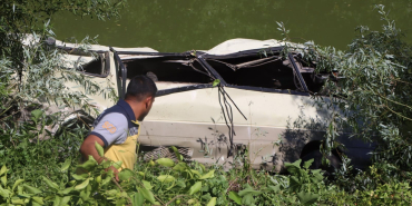 İdlib'de öğrenci minibüsü nehre düştü: 6 ölü