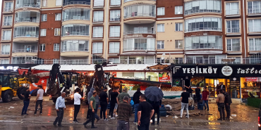 Yozgat’ta şiddetli rüzgar, çatıları uçurdu; olay anı ka