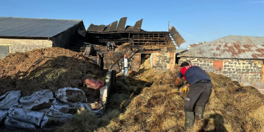 Elazığ'da patozdan sıçrayan alevler, ahır ve samanlığı y