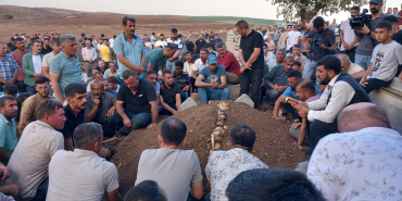 Diyarbakır'daki yangında ölen amca ve yeğen, yan yana topra.
