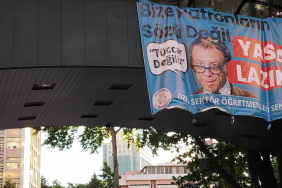 ozel-sektor-ogretmenlerinden-bakan-tekin-e-mahmut-hoca-pankartli-protesto
