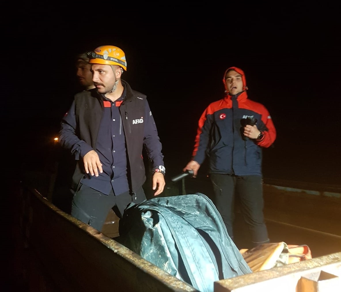 Sivas'ta çadırlarını su basan işçileri ekipler kurtardı