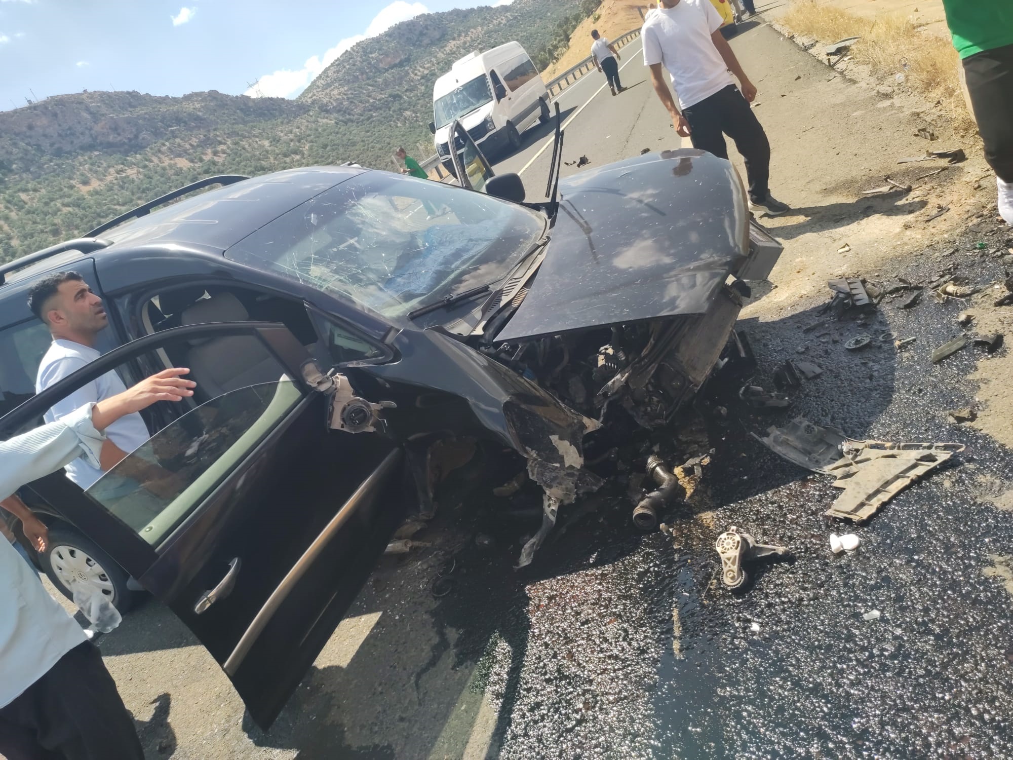 Mardin’de hafif ticari araç bariyere çarptı: 4 yaralı
