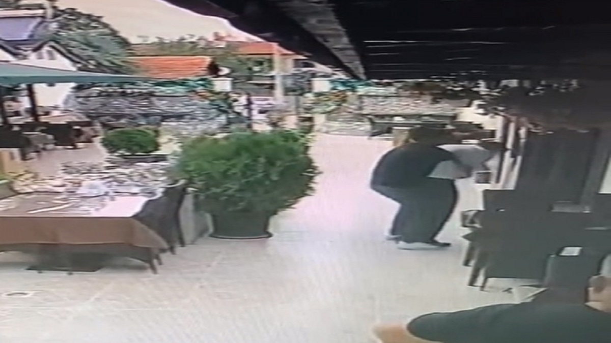 Soluk borusuna yemek kaçan müşteriyi Heimlich manevrası ile