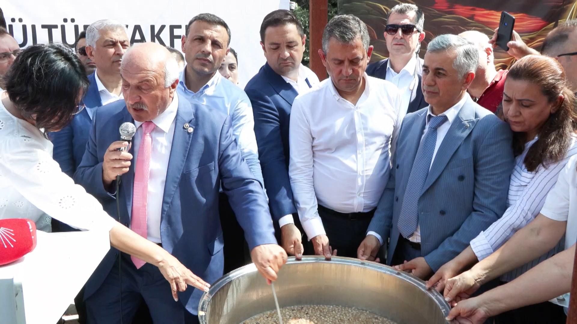 Özgür Özel: Cemevleri ibadethane kabul edilene kadar talebini