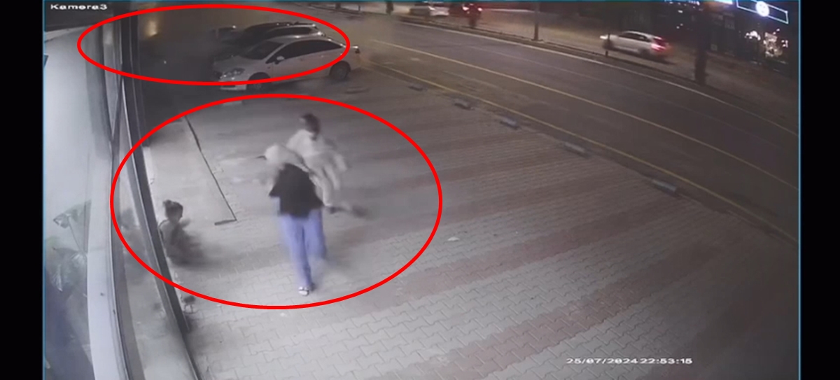 Otomobil park halindeki araçlara çarptı, yayalar son anda kur