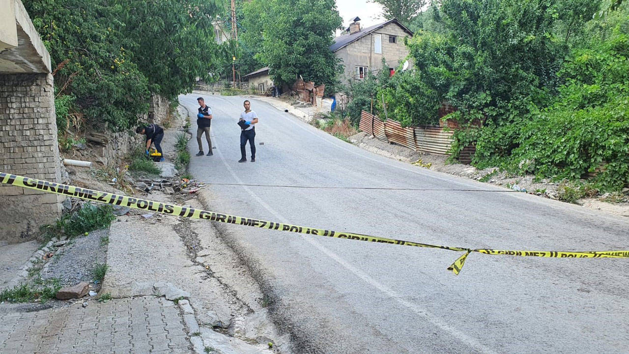 hakkari-de-bir-kisi-tartistigi-babasini-oldurdu-kardesini-yaraladi