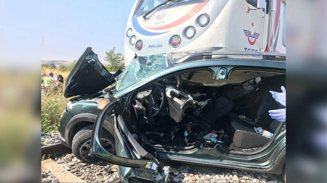 yolcu-treni-hemzemin-gecitte-otomobile-carpti-3-olu