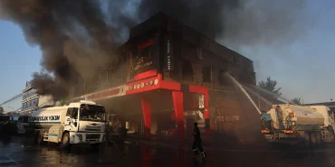 diyarbakir-da-2-sanayi-sitesi-nde-cikan-yangin-sonduruldu-4-kisi-dumandan-etkilendi