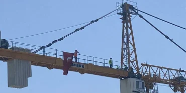 isciler-haklari-icin-vinc-tepesinde-eylemde