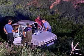 Otomobil, dere yatağına devrildi: 2 yaralı