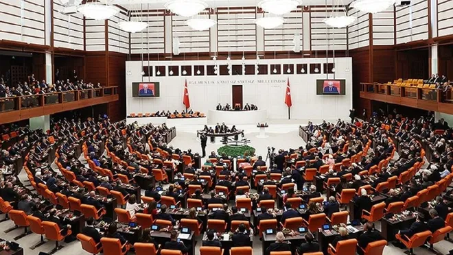 Geçtiğimiz yasama yılında muhalefetin itirazları sonucu 9’uncu Yargı Paketi’nden çıkarılan ve kamuoyunda ‘etki ajanlığı’ olarak nitelendirilen teklif Noterlik Kanunu ve bazı kanunlarda değişiklik yapılmasına dair teklife konulan bir madde ile yeniden Meclis gündemine geldi. TCK’DE YENİ SUÇ İHDASI Teklifin 16. maddesiyle casusluk eylemleriyle daha etkin mücadele edilebilmesi amacıyla Türk Ceza Kanunu'nda yeni bir suç ihdas edildi. DEVLETİN GÜVENLİĞİ, SİYASİ YARARLARI ALEYHİNE SUÇ Teklife ilişkin bilgi notunda, “Devletin güvenliği ile iç veya dış siyasal yararları aleyhine yabancı bir devlet veya organizasyonun stratejik çıkarları veya talimatı doğrultusunda suç işleyenlerin üç yıldan yedi yıla kadar hapis cezasıyla cezalandırılacağı düzenlenmektedir. Böylelikle belge ve bilgi temini veya açıklanması dışında casusluk maksadıyla suç işlenmesi de ayrı bir suç olarak düzenlenmekte ve casusluk faaliyetleriyle daha etkin mücadele edilmesi amaçlanmaktadır” denildi. Notta şu ifadelere yer verildi: 