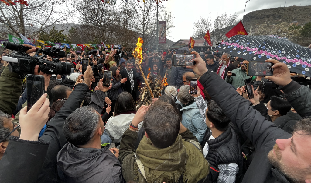 Kitle sabırsızlıkla Newroz ateşinin yakılmasını ve halayların başlamasını bekliyor. 
