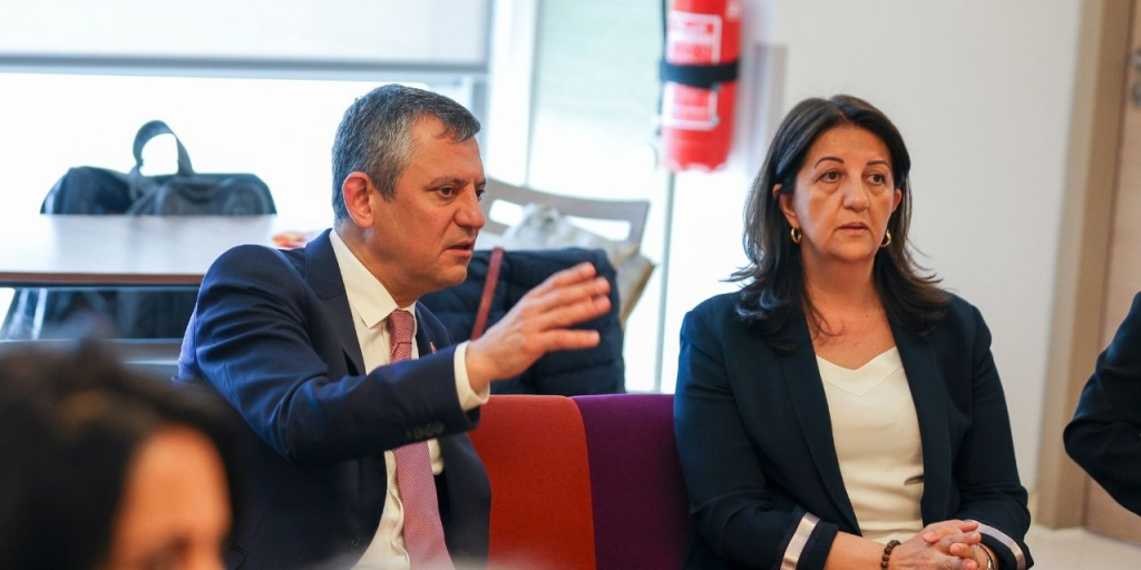 Özgür Özel, Sırrı Süreyya Önder'in tedavi gördüğü hastaneyi ziyaret etti