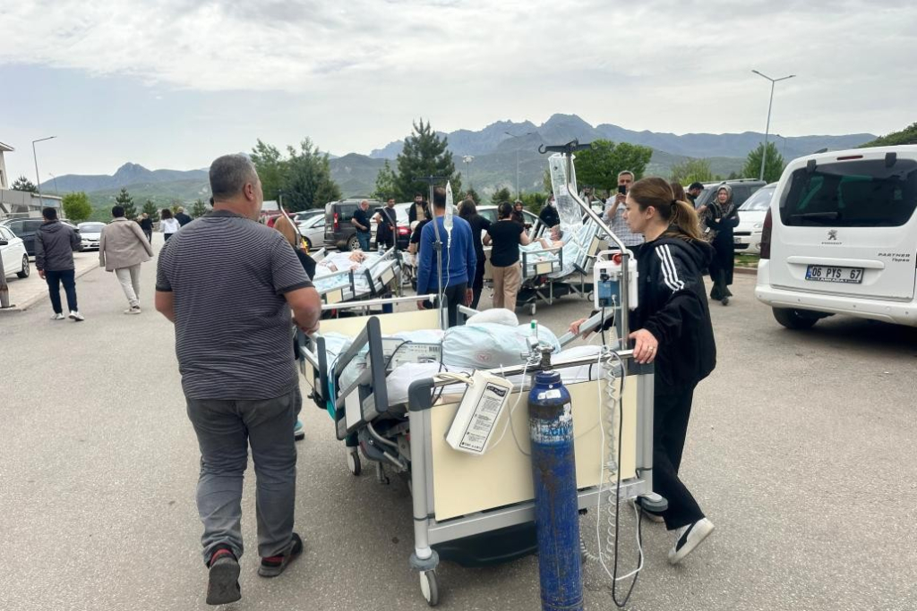 Tunceli Devlet hastanesinde yangın paniği: Duman nedeniyle hastalar tahliye edildi